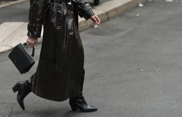 Traje Estilo Calle Mujer Con Abrigo Marrón Oscuro Brillante Bolso — Foto de Stock