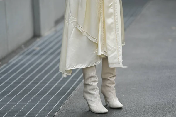 Straat Stijl Outfit Vrouw Met Crème Witte Jurk Witte Schoenen — Stockfoto