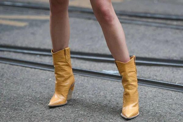 Pakaian Bergaya Jalanan Wanita Yang Mengenakan Sepatu Bot Oranye — Stok Foto