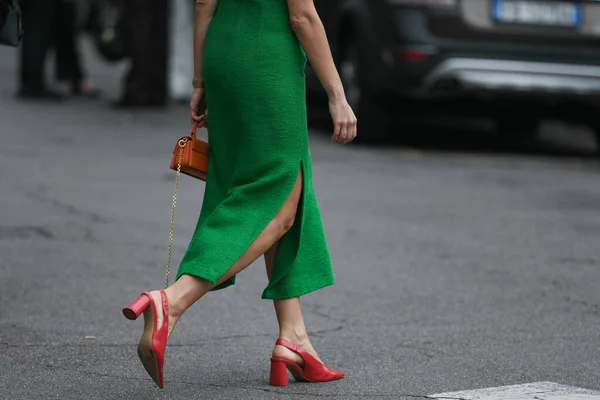 Уличный Наряд Женщина Зеленой Юбке Красных Туфлях Красном Кошельке — стоковое фото