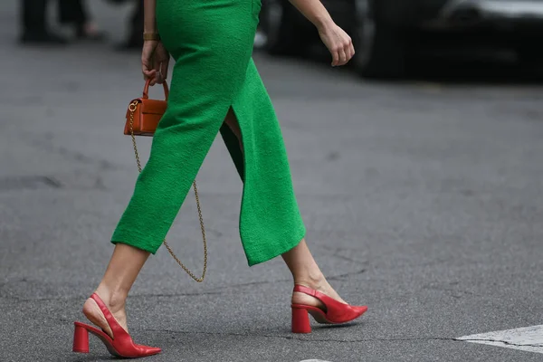 Traje Estilo Calle Mujer Con Falda Verde Zapatos Rojos Bolso — Foto de Stock