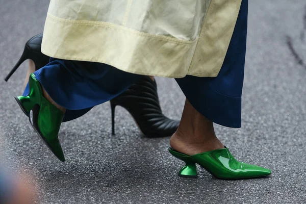 Street Style Outfit Frau Mit Blauer Hose Hellgelbem Mantel Und — Stockfoto