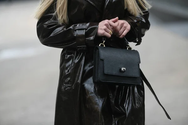 Straat Stijl Outfit Vrouw Met Glanzende Donkerbruine Jas Zwarte Handtas — Stockfoto