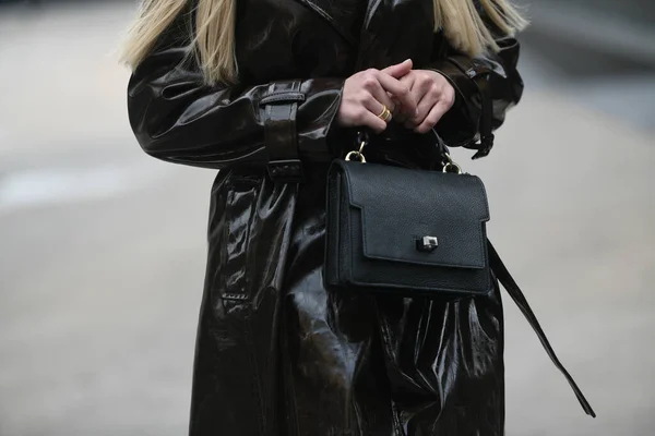 Street Style Outfit Woman Wearing Shiny Dark Brown Coat Black — Stock Photo, Image