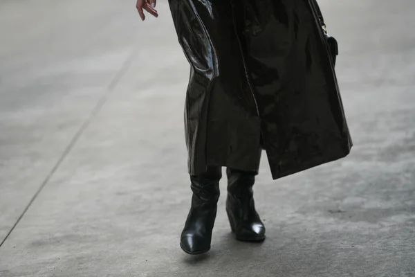 Straat Stijl Outfit Vrouw Met Glanzende Zwarte Jas Leren Schoenen — Stockfoto
