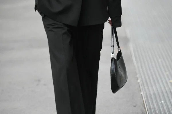 Traje Estilo Calle Mujer Con Pantalones Negros Abrigo Bolso — Foto de Stock