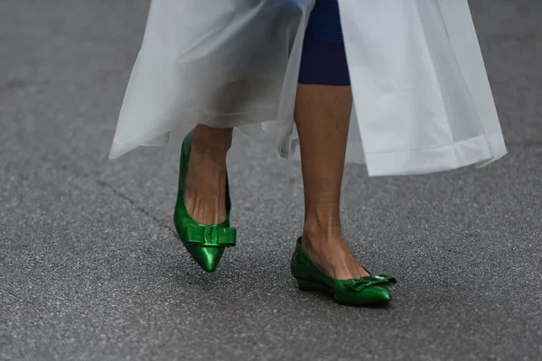 Traje Estilo Callejero Mujer Que Usa Zapatos Verde Oscuro Brillante — Foto de Stock