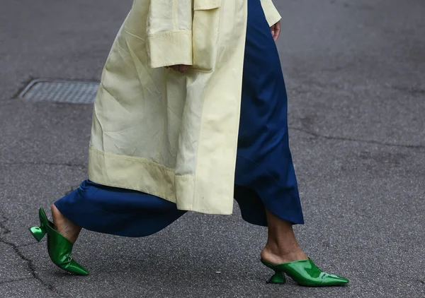 街道风格服装 穿着蓝色裤子 浅黄色外套和森林绿鞋的女人 — 图库照片