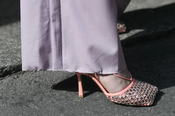 Traje Estilo Calle Mujer Con Pantalones Rosas Zapatos Elegantes Con —  Fotos de Stock