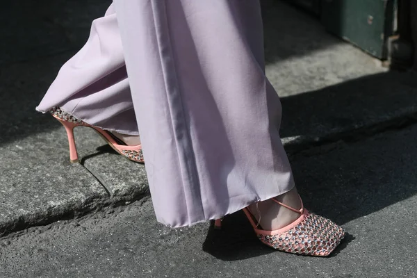 Street Style Outfit Γυναίκα Ροζ Παντελόνι Και Κομψά Παπούτσια Κρύσταλλα — Φωτογραφία Αρχείου