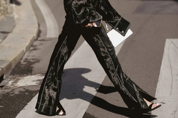ストリートスタイルの衣装 黒ベルベットのジャケットとパンツとオープンつま先の靴を身に着けている女性 — ストック写真