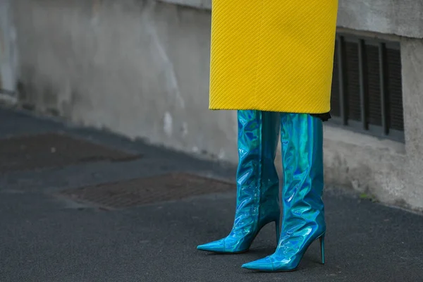 Уличный Наряд Женщина Неоновых Синих Сапогах Высоком Каблуке Желтом Пальто — стоковое фото