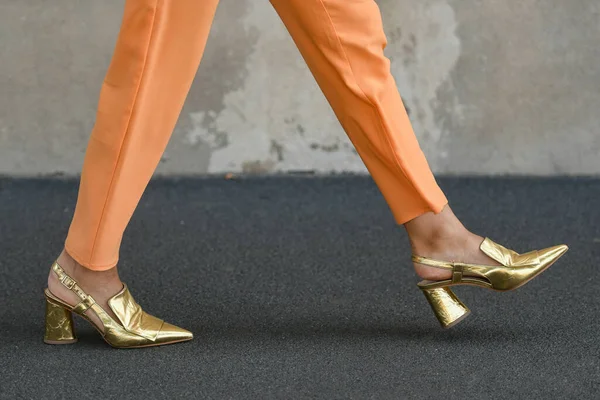 Traje Estilo Callejero Mujer Que Usa Pantalones Persas Naranjas Zapatos —  Fotos de Stock