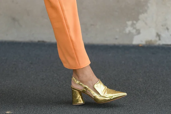 Abito Street Style Donna Che Indossa Pantaloni Arancioni Persiani Scarpe — Foto Stock