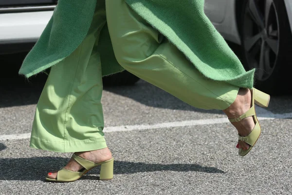 Наряд Уличного Стиля Женщина Мягких Зеленых Брюках Зеленых Туфлях Открытым — стоковое фото