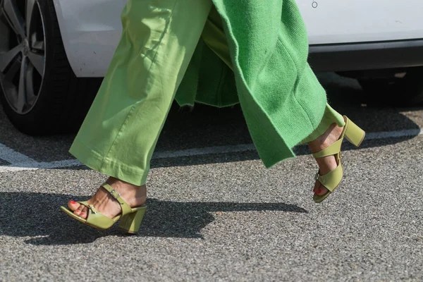 Roupa Estilo Rua Mulher Vestindo Calças Verdes Macias Fumaça Verde — Fotografia de Stock