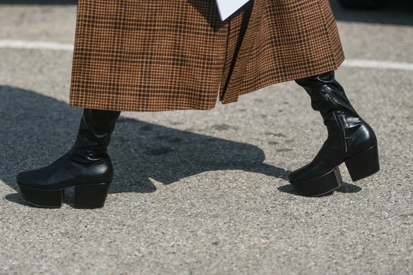 街上风格服装 穿着棕色格子呢外套和黑色皮靴的女人 — 图库照片