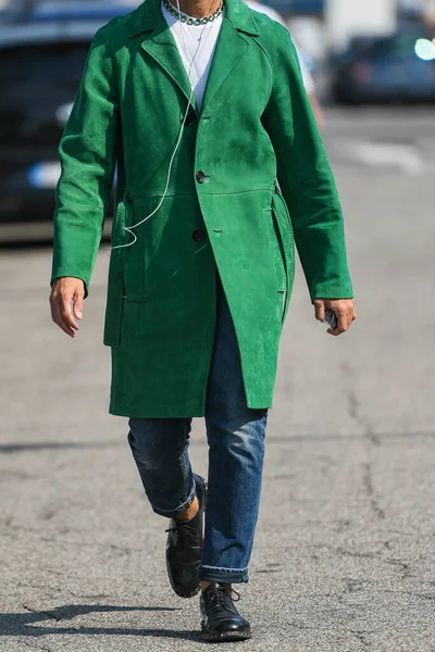 Roupa Estilo Rua Homem Vestindo Casaco Verde Jeans Azul Sapatos — Fotografia de Stock