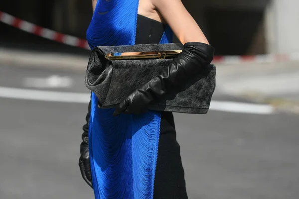 ストリートスタイルの服 女性は電気青のドレス 革ハンドバッグ 黒革の手袋と黒のパンツを身に着けている — ストック写真