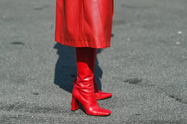 Уличный Наряд Женщина Красных Сапогах Длинной Кожаной Красной Юбке — стоковое фото