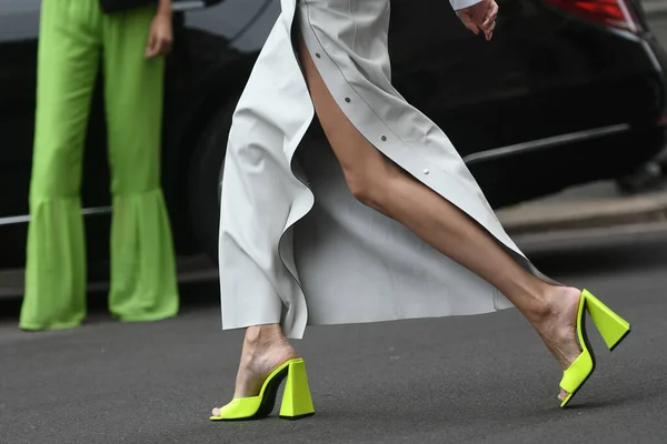 Traje Estilo Calle Mujer Con Abrigo Marrón Oscuro Brillante Bolso Imagen de archivo