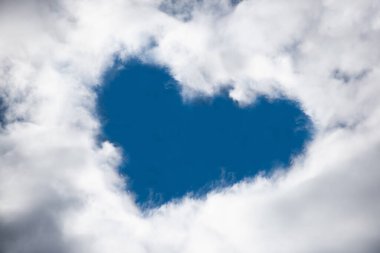 Gökyüzünde kalp şekli