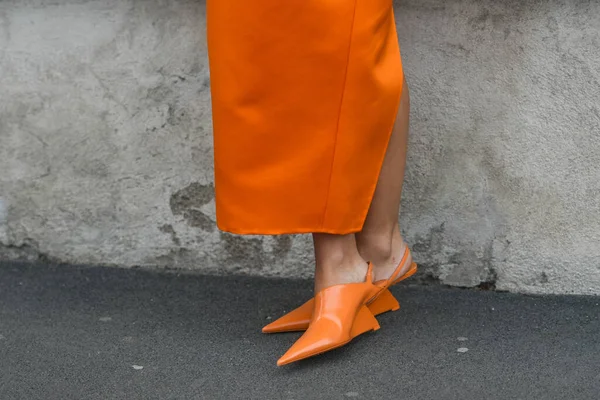 Mailand Italien Februar 2022 Elegante Frau Orangefarbenem Langen Kleid Schwarzer — Stockfoto