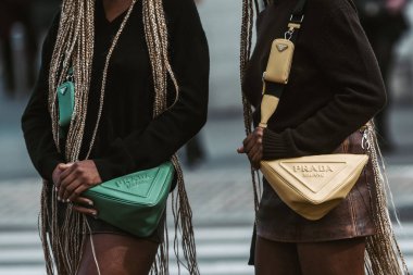 MILAN, İTALYA - 24 Şubat: sokak tarzı kıyafet - Prada çanta ve ayakkabı giyen kızlar.