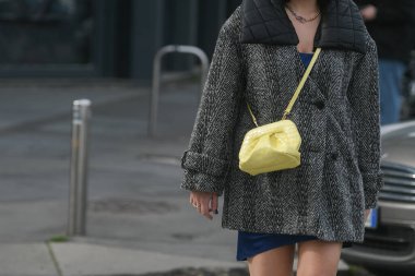 Milan, İtalya - 24 Şubat: Sokak tarzı, sarı parlak deri çanta, mavi elbise ve turuncu ayakkabı giyen kadın.