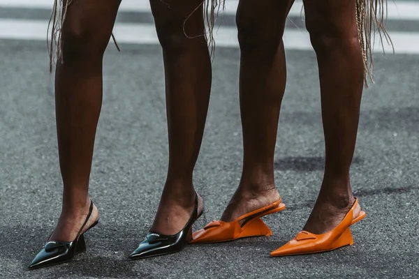 MILAN, İTALYA - 24 Şubat: sokak tarzı kıyafet - Prada çanta ve ayakkabı giyen kızlar.