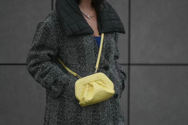 Milan Italy February Street Style Woman Wearing Yellow Shiny Leather — Stok fotoğraf