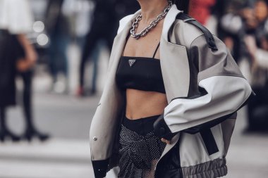 Milan, İtalya - 24 Şubat: Sokak tarzı, Prada kıyafeti giyen kadın.