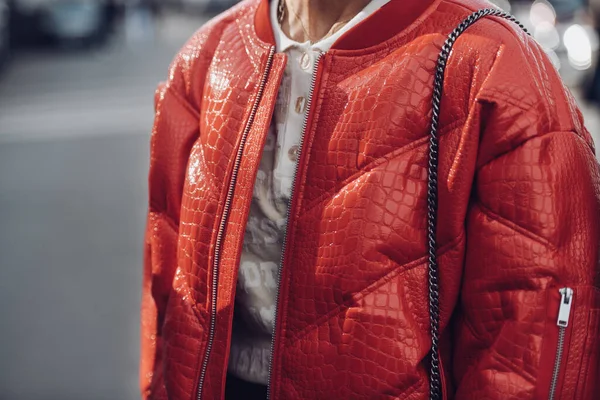 Mailand Italien Februar Straßenstil Frau Trägt Rote Glänzende Krokodillederjacke Mit — Stockfoto