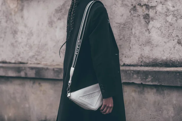 Milánó Olaszország Február Street Style Fekete Kabátos Fehér Prada Táska — Stock Fotó