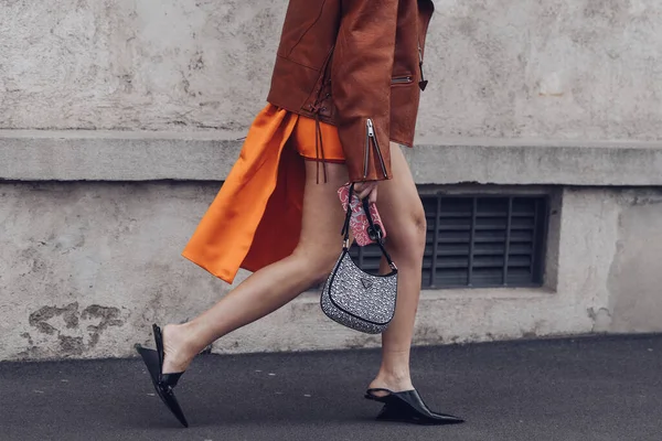 Milano Febbraio Street Style Donna Con Collo Alto Nero Minigonna — Foto Stock