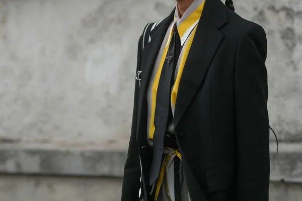 意大利米兰 2月24日 街道风格 女人穿着黄色和灰色衬衫 短裤相配 黑色普拉达领带 黑色外套 白色普拉达包 — 图库照片
