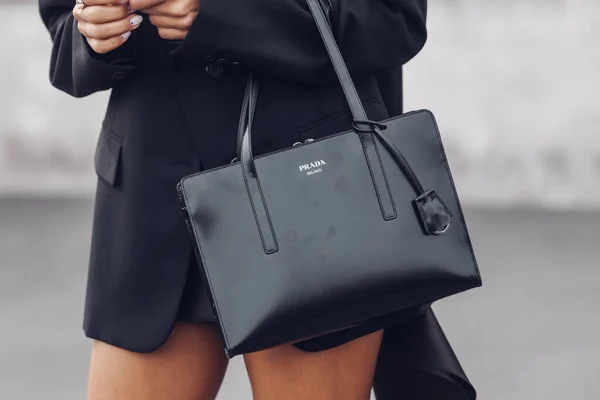 Milán Italia Febrero Street Style Mujer Con Camiseta Polo Negra —  Fotos de Stock