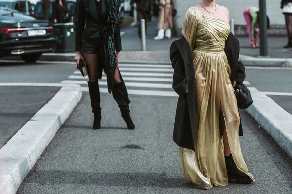 意大利米兰2月24日 街道风格 身穿黄色闪亮缎子透明连衣裙 黑色长衫 黑色皮包和黑色脚踝靴的女人 — 图库照片