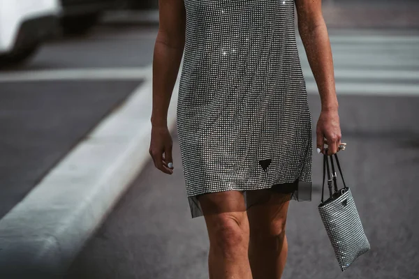 Mailand Italien Februar Straßenstil Frau Trägt Ärmelloses Kurzes Kleid Von — Stockfoto
