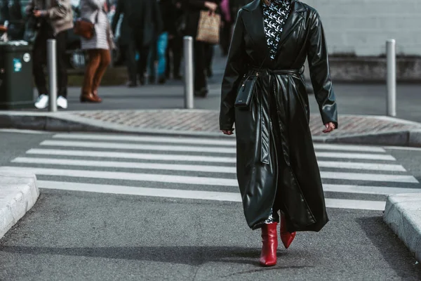 Milan Talya Şubat Sokak Tarzı Kıyafet Siyah Deri Etek Kırmızı — Stok fotoğraf