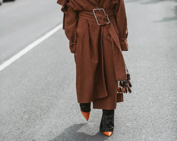 ミラノ イタリア 2月24日 ストリートスタイル 女性は茶色の特大のコートを着て 黒革のパンツとネオンオレンジの靴 — ストック写真