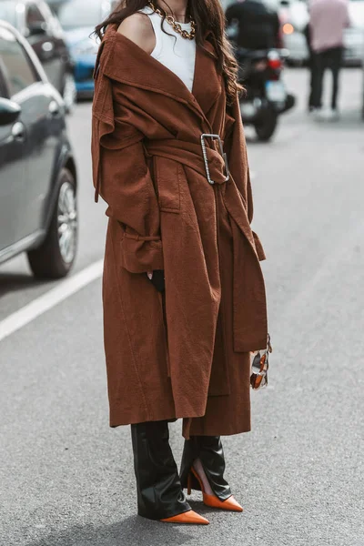 Mediolan Włochy Luty Ulica Kobieta Brązowym Przerośniętym Płaszczu Czarnych Skórzanych — Zdjęcie stockowe