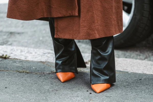 Milano Febbraio Street Style Donna Con Cappotto Marrone Oversize Pantaloni — Foto Stock