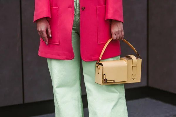 Mailand Italien Februar Straßenstil Frau Mit Gelber Tasche Rosa Jacke — Stockfoto