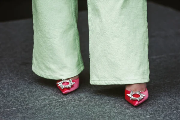 Milán Italia Febrero Street Style Mujer Con Pantalones Verdes Zapatos — Foto de Stock