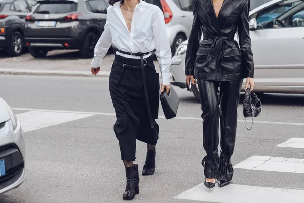 Μιλάνο Ιταλία Φεβρουάριος Street Style Γυναίκα Φορώντας Λευκό Neck Shirt — Φωτογραφία Αρχείου