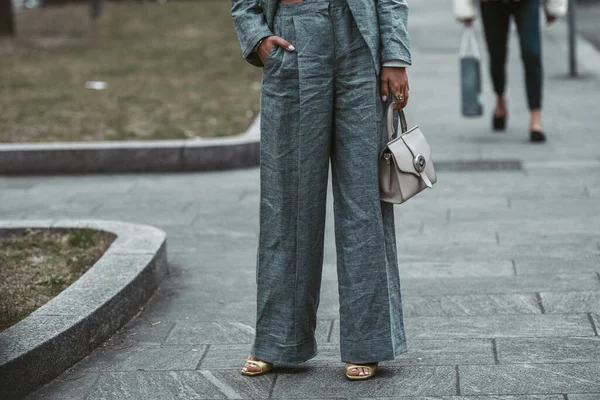 Milão Itália Fevereiro Estilo Rua Mulher Vestindo Camisa Branca Cortada — Fotografia de Stock