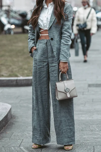 Milán Italia Febrero Estilo Calle Mujer Con Camisa Recortada Blanca — Foto de Stock