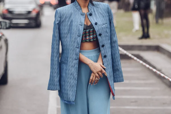 Milano Italia Febbraio Street Style Donna Con Stampa Righe Blu — Foto Stock
