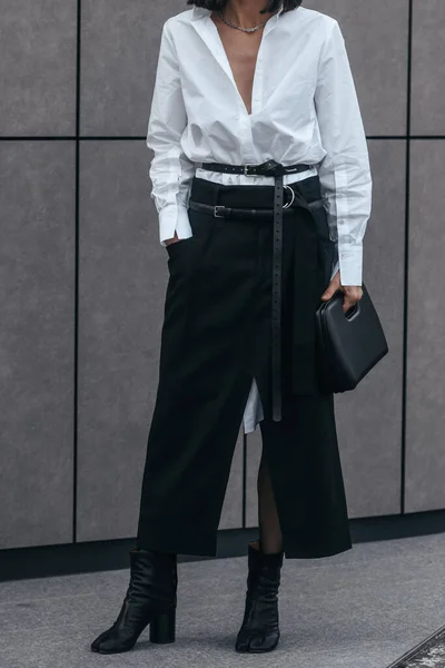 意大利米兰 2月24日 街道风格 身穿白色V领衬衫和黑色皮裤的女人 — 图库照片